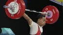 Lifter Indonesia, Eko Yuli Irawan melakukan angkatan snatch pada cabor angkat besi Olimpiade Paris 2024 di South Paris Arena, Paris, Prancis, Rabu (07/08/2024). (AP Photo/Kin Cheung)