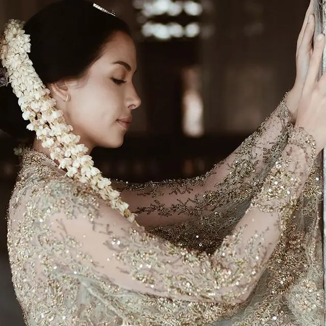 Berwajah Bule, Estelle Linden Tampil Ayu dengan Balutan Kebaya di Hari Pernikahan