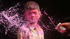 Seorang anak India terkena air berwarna selama perayaan festival Holi di Chennai (2/3). Holi, festival musim semi hindu di India yang diadakan 2 Maret tahun ini pada akhir musim dingin pada bulan purnama pertama kalender lunar. (AFP Photo/Arun Sankar)