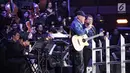 Iwan Fals bersama Erwin Gutawan saat tampil dalam malam puncak Hut SCTV ke-28 di ICE BSD, Tangerang, Jumat (24/8). Dalam penampilannya Iwan Fals membawakan lagu berjudul "Buku ini aku pinjam" dan "Mata Indah Bola Pimpong". (Liputan6.com/Faizal Fanani)