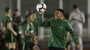 Pemain Timnas Indonesia, Febri Hariyadi, tertawa saat latihan di Stadion Madya, Jakarta, Senin (21/3). Latihan ini persiapan jelang laga persahabatan melawan Myanmar. (Bola.com/M. Iqbal Ichsan)