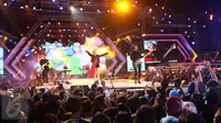 Band Geisha memeriahkan konser Gempita 2017 di Pantai Karnaval Ancol, Jakarta, Jumat (31/12). Grup band yang digawangi oleh Momo, Dhan, Aan, Nard dan Robby mengisi konser pergantian tahun Gempita 2017 yang digelar oleh SCTV. (Liputan6.com/Angga Yuniar)