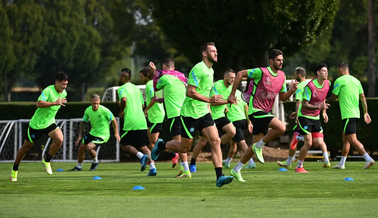 Para pemain Inter Milan terlihat selama sesi latihan di Appiano Gentile menjelang matchday perdana Grup D Liga Champions UEFA 2021/2022, di Italia, Selasa (14/9/2021). Inter Milan akan menjamu Real Madrid di San Siro, Kamis (16/9) dini hari. (Miguel MEDINA/AFP)