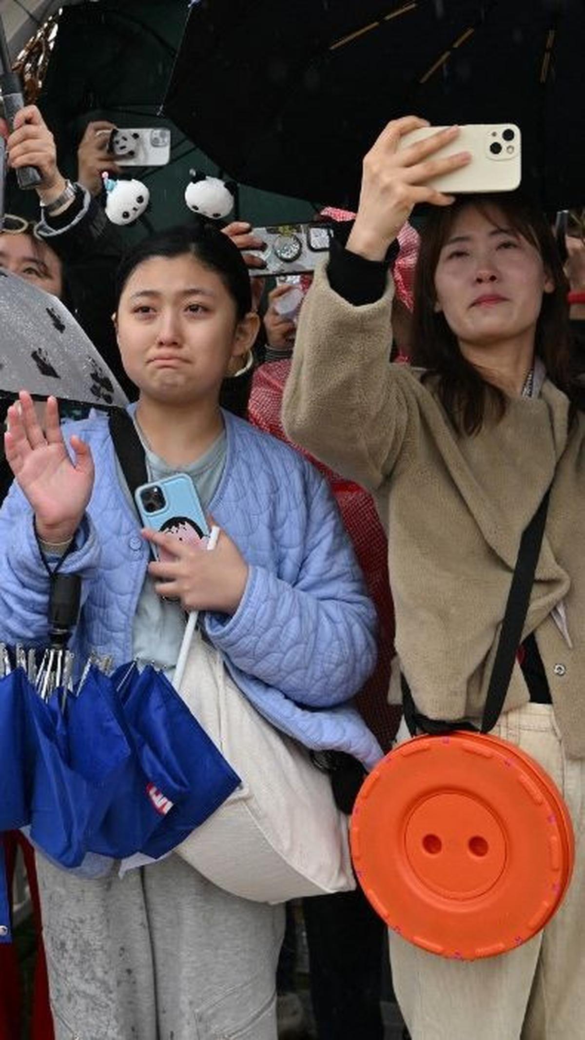 Ini menjadi momen perpisahan penuh air mata. Kepergian Fu Bao membuat para penggemarnya tak kuasa menahan tangis. Jung Yeon-je / AFP
