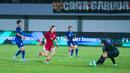 Pemain Timnas Indonesia Putri, Isa Warps, berusaha mencetak gol saat melawan Chinese Taipei Putri dalam partai terakhir Grup D Kualifikasi Piala Asia Putri 2026 di Indomilk Arena, Tangerang, pada Sabtu (5/7/2025). (Bola.com/M Iqbal Ichsan)