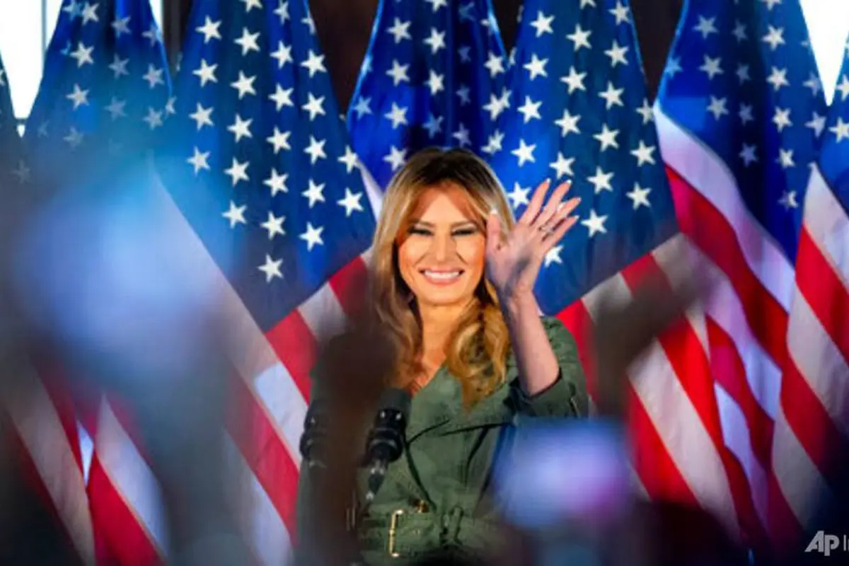 Ibu negara Melania Trump berbicara dalam rapat umum kampanye pada 27 Oktober 2020 di Atglen, Pennsylvania. (Foto: AP / Laurence Kesterson)