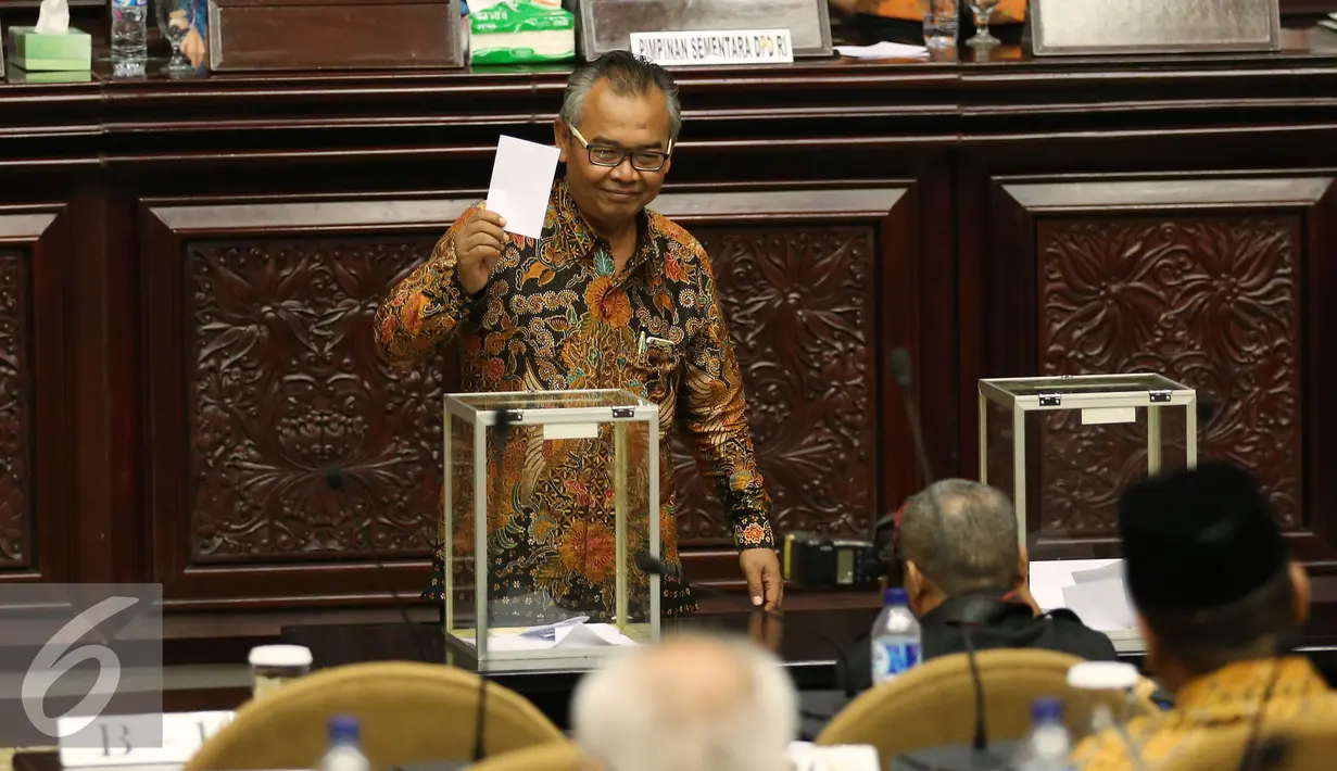Mohammad Saleh saat memberi suara di rapat Paripurna DPD luar biasa di Nusantara V Gedung Parlemen, Senayan, Jakarta, Selasa (11/10). Mohammad Saleh terpilih menjadi Ketua DPD menggantikan Irman Gusman.(Liputan6.com/Johan Tallo)