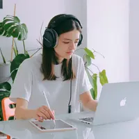 ilustrasi perempuan bekerja/Photo by Anna Shvets from Pexels