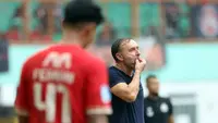 Pelatih Persija Jakarta, Thomas Jens Uwe Doll memberikan instruksi saat pertandingan lanjutan pekan ke-25 BRI Liga 1 2022/2023 melawan Bhayangkara FC yang berlangsung di Stadion Wibawa Mukti, Cikarang, Jawa Barat, Kamis (16/2/2023). (Bola.com/Ikhwan Yanuar)