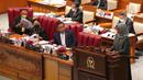 Ketua DPR Puan Maharani (kedua kiri) bersama Wakil Ketua DPR Rachmat Gobel (kedua kanan) dan Lodewijk F Paulus (kiri) mendengarkan laporan hasil pemeriksaan dari Ketua BPK Isma Yatun (kanan) saat Rapat Paripurna DPR ke-25 Masa Persidangan V Tahun 2021-2022 di Kompleks Parlemen, Jakarta, Selasa (14/6/2022). (Liputan6.com/Angga Yuniar)