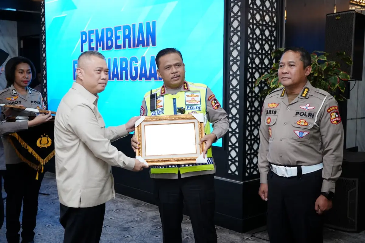 Korps Lalu Lintas (Korlantas) Polri menerima penghargaan dari Menteri Perhubungan Dudy Purwagandhi sebagai bentuk apresiasi atas dedikasi dan kontribusi dalam mendukung keberhasilan penyelenggaraan Angkutan Lebaran 2026 (Istimewa)