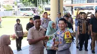 Senangnya Rombongan Pemudik Gratis dari Manado Mendapat Bekal Perjalanan