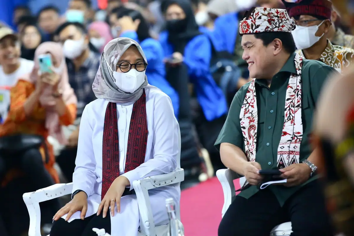 Menteri BUMN Erick Thohir (Kiri) berdiskusi dengan Bupati Banyuwangi Ipuk Fiestiandani (Kanan) saat acara Kuliah Umum di Kampus Universitas PGRI Banyuwangi (Istimewa)