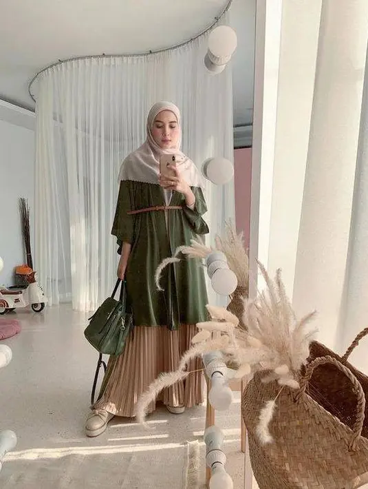 Gunakan outer panjang dan rok plisket. Jangan lupa tambahkan belt untuk memberi aksen siluet yang menampilkan kesan jenjang pada penampilan.