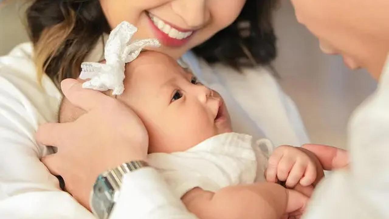 7 Potret Gritte Agatha Gelar Penyerahan Anak ke Gereja, Arief Hidayat Ikut Belajar