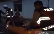 Polres Banjar Bergerak Cepat, Evakuasi Lansia dan Balita Terdampak Banjir Martapura