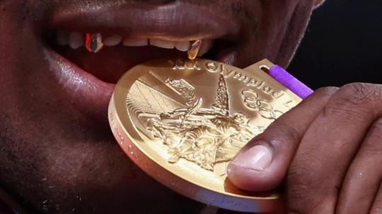 Tradisi menggigit medali di Olimpiade