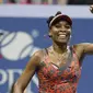 Petenis Amerika Serikat, Venus Williams, melakukan selebrasi usai mengalahkan petenis Ceko, Petra Kvitova, pada turnamen AS Terbuka di New York, Rabu (6/9/2017). Venus Williams menang 6-3, 3-6, 7-6 (7-2) atas Petra Kvitova. (AP/Kathy Willens)