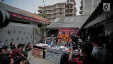 Suasana rilis pengungkapan sindikat kejahatan properti di kawasan Tebet Timur Raya, Jakarta, Senin (5/8/2019). Dalam rilis tersebut Subdit 2 Harda Dit Reskrimum PMJ mengamankan 5 tersangka dengan sejumlah barang bukti seperti sertifikat palsu korban dan satu buah laptop. (Liputan6.com/Faizal Fanani)