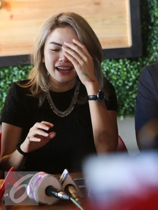 Pemain Film Nikita Mirzani menjawab pertanyaan wartawan di sebuah cafe bilangan jakarta utara, Kamis (31/12) Nikita merasa dirinya sudah bersih dari kasus dan sangkaan prostitusi yang mencatut  namanya. (Liputan6.com/Herman Zakharia)