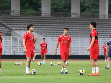 Sejumlah pemain Timnas Indonesia melakoni latihan resmi menjelang laga FIFA Series 2026 melawan St Kitts and Nevis di Stadion Madya, Senayan, Jakarta, Kamis (26/03/2026). (Bola.com/M Iqbal Ichsan)