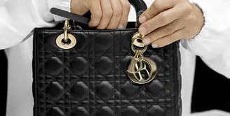 Putri Diana memiliki ikatan kuat dengan tas tangan dari Dior, Lady Dior. (Foto: Christian Dior)