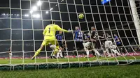 Lautaro Martinez dari Inter Milan mencetak gol pembuka timnya selama pertandingan sepak bola Serie A antara Inter Milan dan AC Milan di Stadion San Siro, di Milan, Italia, Minggu, 5 Februari 2023. (AP Photo/Antonio Calanni)
