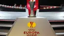 Trofi Liga Europa dalam acara drawing babak penyisihan grup Liga Europa 2010-2011 di Monaco, 27 Agustus 2010. AFP PHOTO/VALERY HACHE