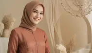 Gamis Brokat Terracotta untuk Wanita Usia 40-an/AI