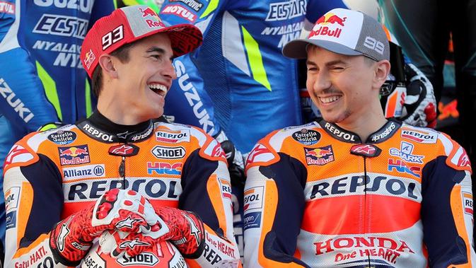Dua pembalap Repsol Honda, Marc Marquez dan Jorge Lorenzo. (AFP/Karim Jaafar)