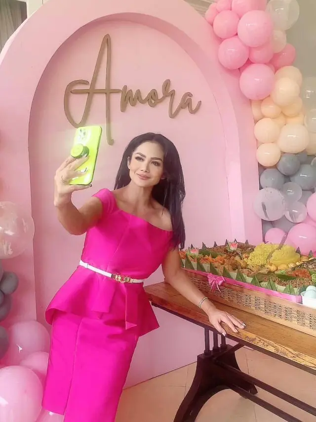 Jelang Usia Kepala Lima, Ini 6 Potret Kompak Krisdayanti dan Yuni Shara