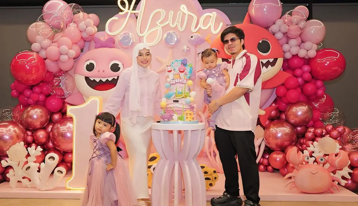 Di sampingnya, Azura, sang birthday girl, mengenakan gaun dengan warna yang serupa, namun memiliki aksen bunga dan mahkota yang lebih besar, membuatnya menjadi pusat perhatian dan terasa begitu spesial di hari ulang tahunnya. [@krisdayantilemos/@aurelie.hermansyah].