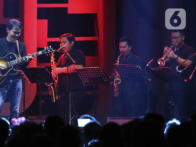 Gitaris Tohpati tampil pada hari kedua BNI Java Jazz Festival 2022 di JIExpo Kemayoran, Jakarta Pusat, Sabtu (28/5/2022). Perhelatan musik BNI Java Jazz Festival 2022 digelar pada 27-29 Mei dengan menampilkan musisi-musisi dari dalam dan luar negeri. (Liputan6.com/Johan Tallo)