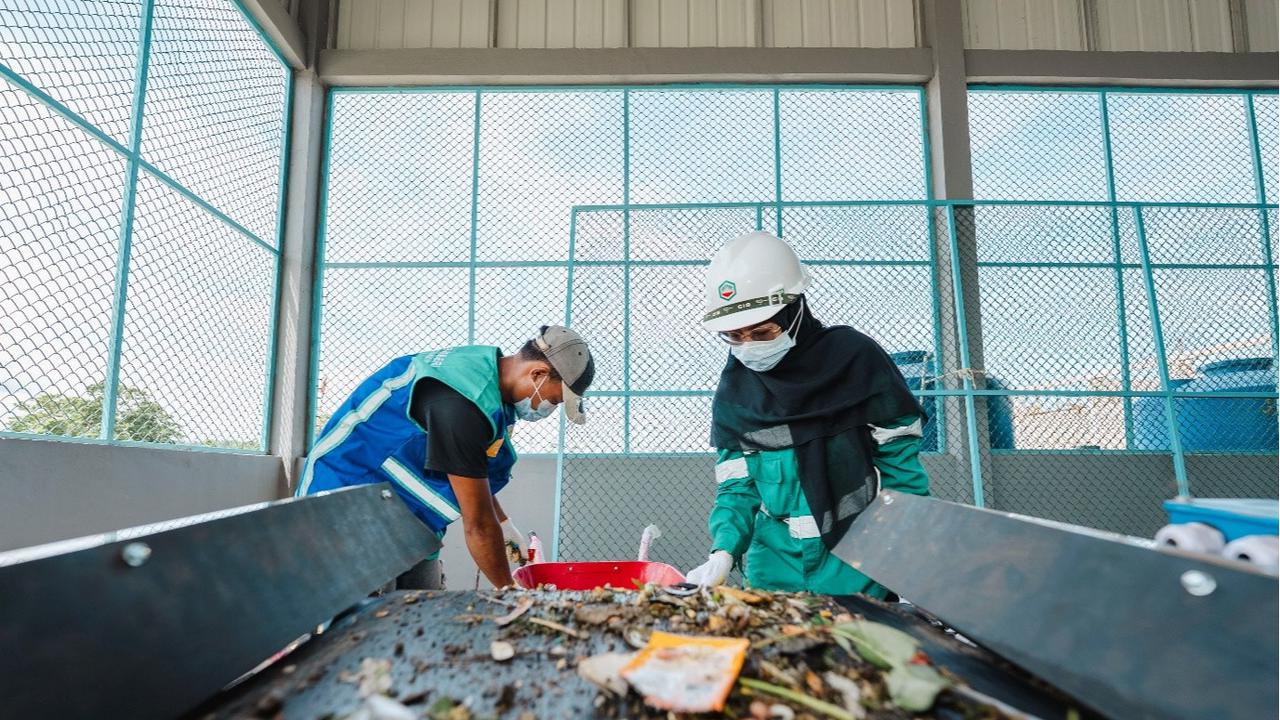 Harita Nickel mengoperasikan fasilitas pengelolaan sampah terpadu di permukiman baru Desa Kawasi yang mengolah sekitar 1,8 ton sampah per hari menjadi kompos dan material daur ulang.