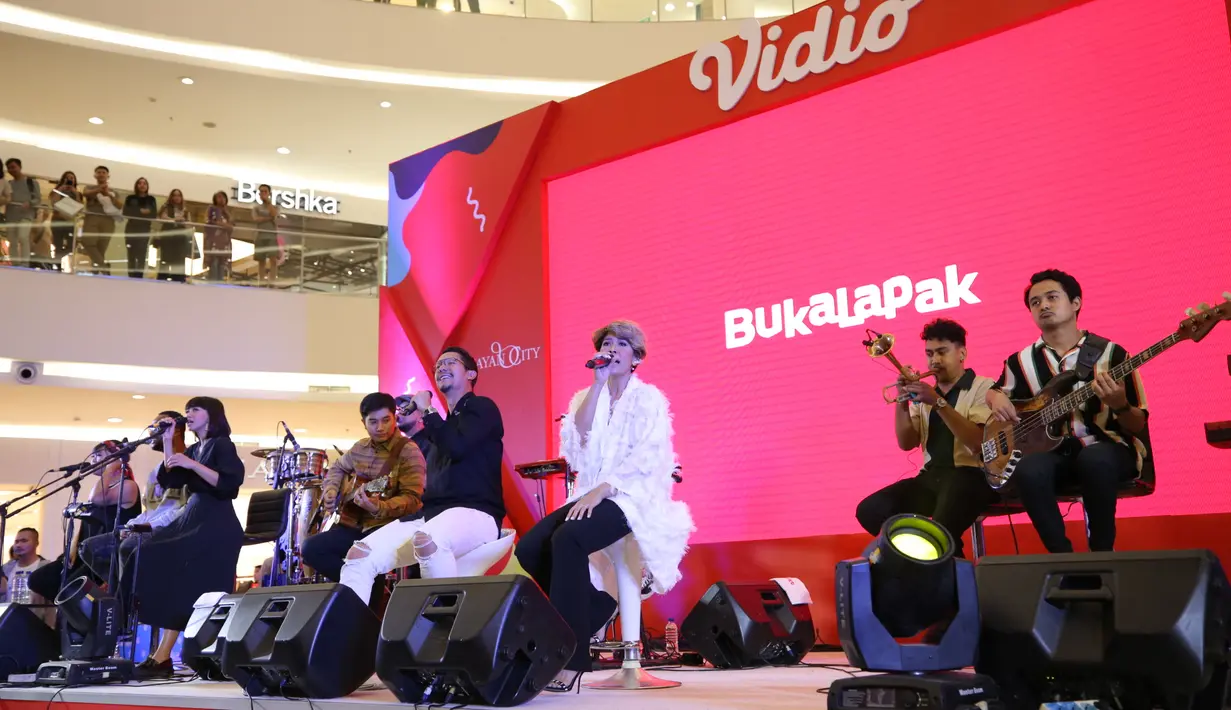 Maliq & D'essentials meriahkan acara Video Xperience yang digelar di Atrium Senayan City, Jakarta Pusat pada Minggu (22/9) malam. (Daniel Kampua/Fimela.com)
