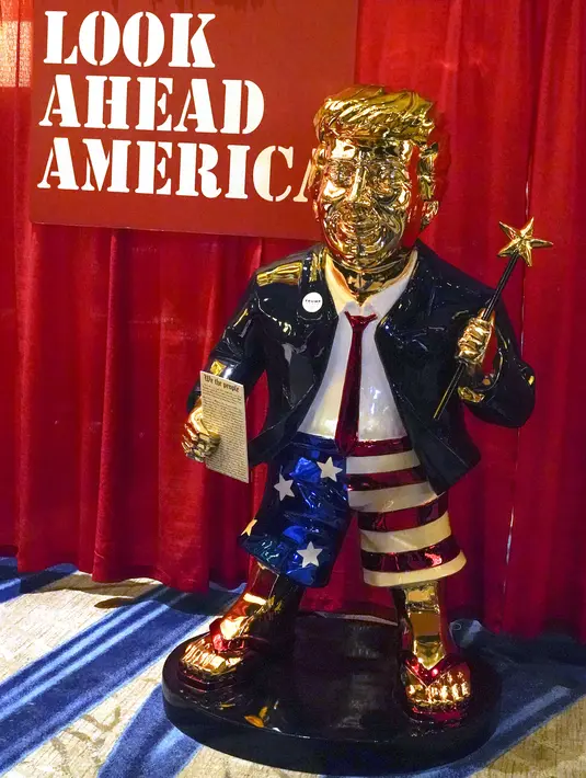 Patung emas mantan presiden Donald Trump yang dipajang pada Konferensi Politik Konservatif (CPAC) di Orlando, Florida, Jumat (26/2/2021). Patung tersebut dalam balutan jas setelan merek dagang Trump dengan celana pendek bertema bendera Amerika, dan sandal jepit. (AP Photo / John Raoux)