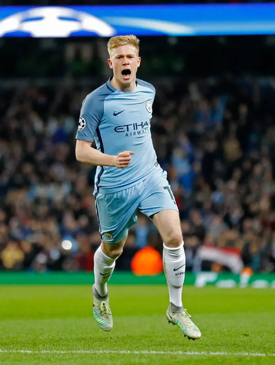 Gelandang City, Kevin De Bruyne melakukan selebrasi usai mencetak gol ke gawang Barcelona pada grup C Liga Champions di stadion Etihad, Manchester, (2/11). City menang atas Barcelona dengan skor 3-1. (Reuters/Darren Staples)