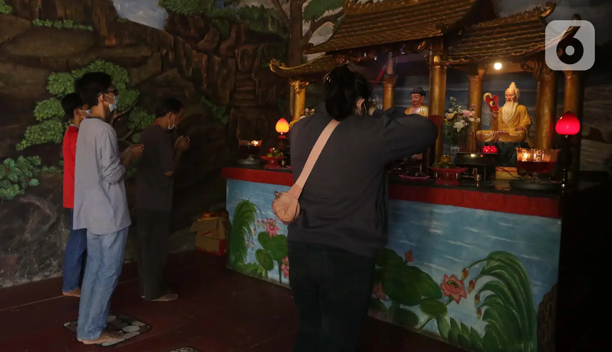 Umat Buddha melakukan ritual sembahyang di Vihara Buddha Dharma dan 8 Pho Sat, Kabupaten Bogor, Jawa Barat, Rabu (26/5/2021). Umat Buddha secara bergiliran berdatangan untuk melakukan sembahyang peringatan Hari Raya Waisak di Vihara Buddha Dharma dan 8 Pho Sat  (Liputan6.com/Helmi Fithriansyah)