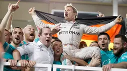 Pembalap Formula 1 tim Mercedes, Nico Rosberg melakukan selebrasi bersama timnyha saat merayakan kemenangan sebagai juara Formula 1 2016 di sirkuit Yas Marina di Abu Dhabi, Uni Emirat Arab, (27/11). (REUTERS/Hamad I Mohammed)