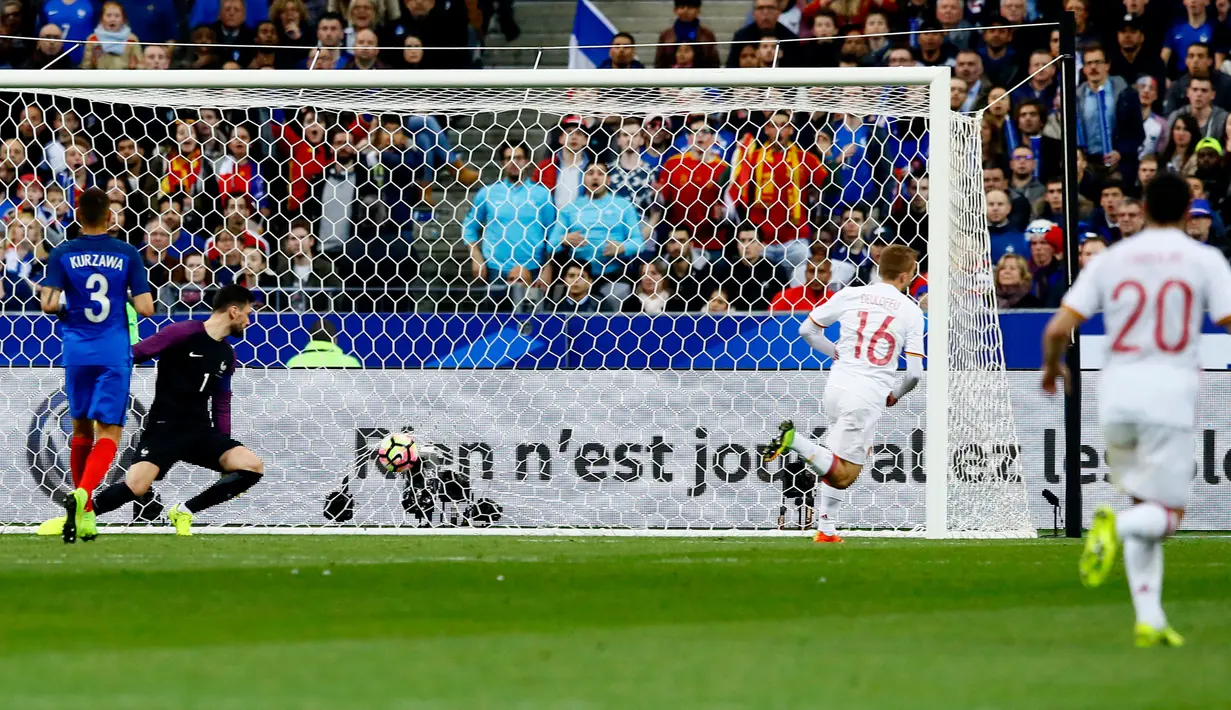 Kiper Prancis, Hugo Lloris gagal menghalau bola tendangan gelandang Spanyol, Gerard Deulofeu pada laga persahabatan di Paris, (29/3). Spanyol menang atas Prancis dengan skor 2-0. (AP Photo/Francois Mori)