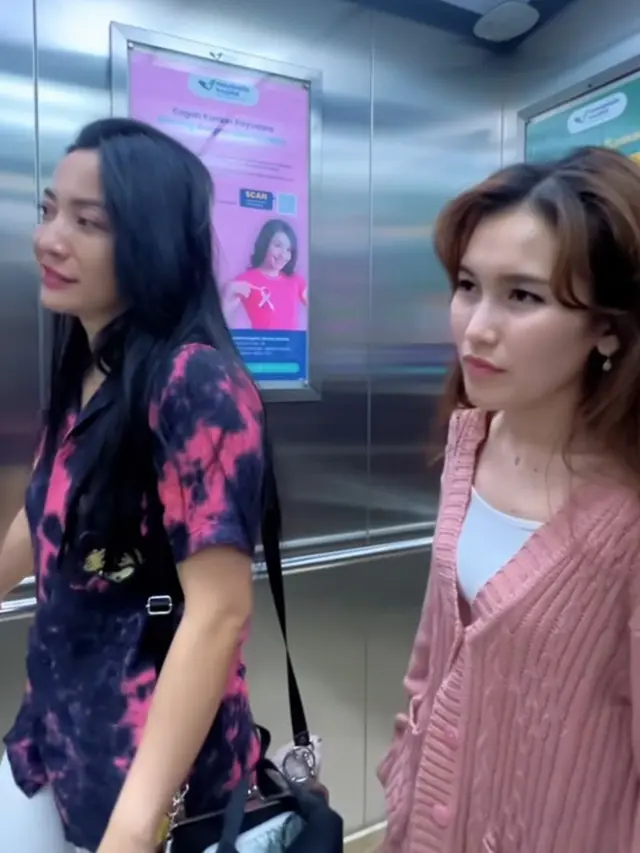 Momen haru selebriti jenguk Wendy Cagur. (credit:instagram.com/qissyoutv)