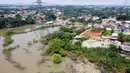Longsoran dari Tempat Pembuangan Akhir (TPA) Sampah Cipayung memparah penyumbatan air di Kali Pesanggarahan. (BAY ISMOYO/AFP)