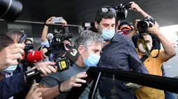 Ayah sekaligus agen Lionel Messi, Jorge Messi, menaiki mobil saat tiba di Bandara, Barcelona, Rabu (2/9/2020). Kedatangan ayah Messi tersebut untuk membahas masa depan anak nya di Barcelona. (AFP/Lluis Gene)