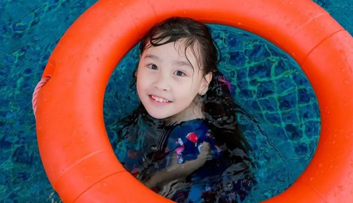 <p>Banyak netizen yang menyebut jika Eleeya punya wajah cantik seperti sang ibu. Tak hanya itu, ia juga punya wajah yang mirip dengan sang ayah. [Foto: Instagram @jelley.koaci]</p>