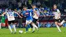 Pemain Atalanta, Marten de Roon berebut bola dengan striker Napoli, Arkadiusz Milik dalam laga pekan kesepuluh Liga Italia di Stadion San Paolo, Naples, Rabu (30/10/2019). Napoli dipaksa bermain imbang 2-2 oleh Atalanta. (Ciro Fusco/ANSA via AP)