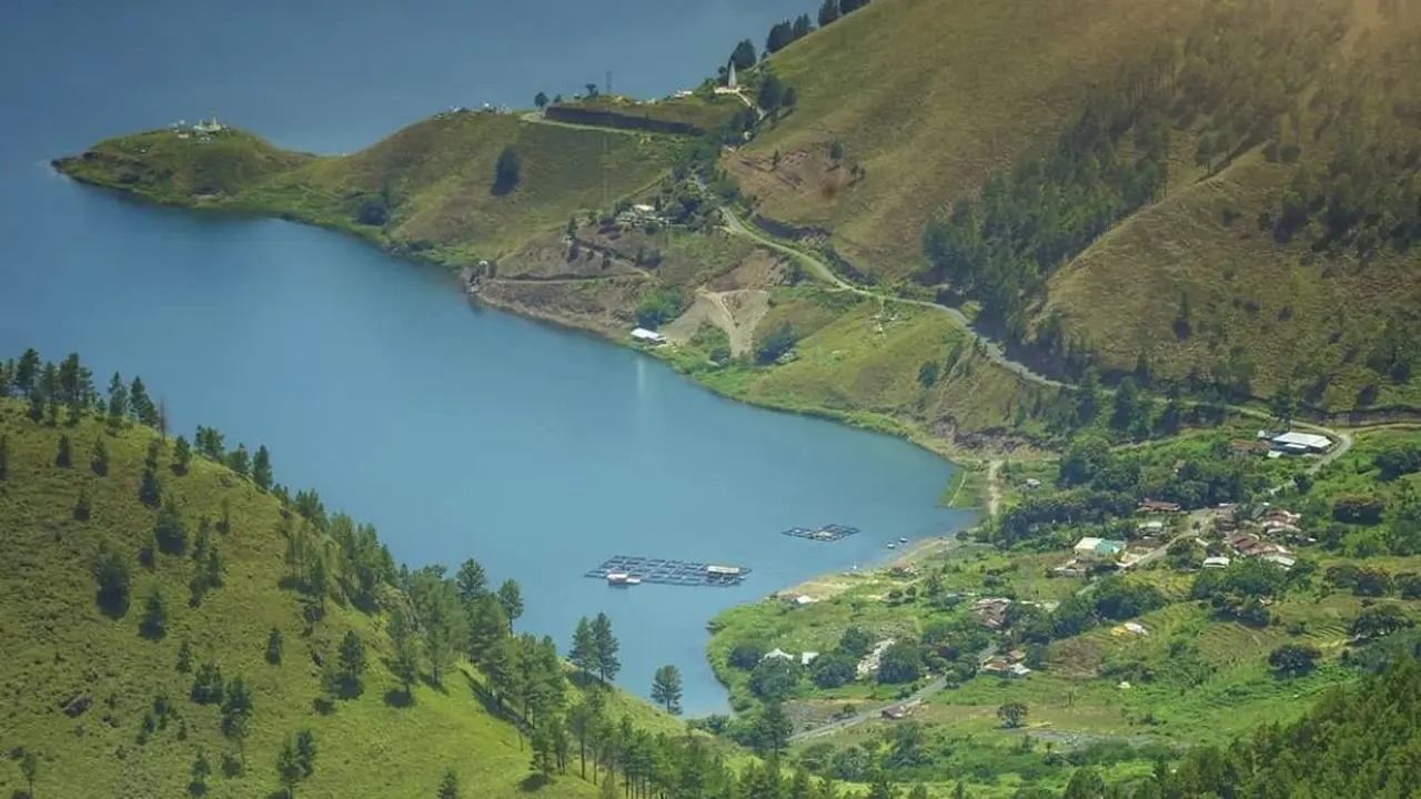 Gunung Toba di Sumatera Utara meletus dahsyat hingga letusannya memunculkan kaldera yang kini dikenal sebagai Danau Toba