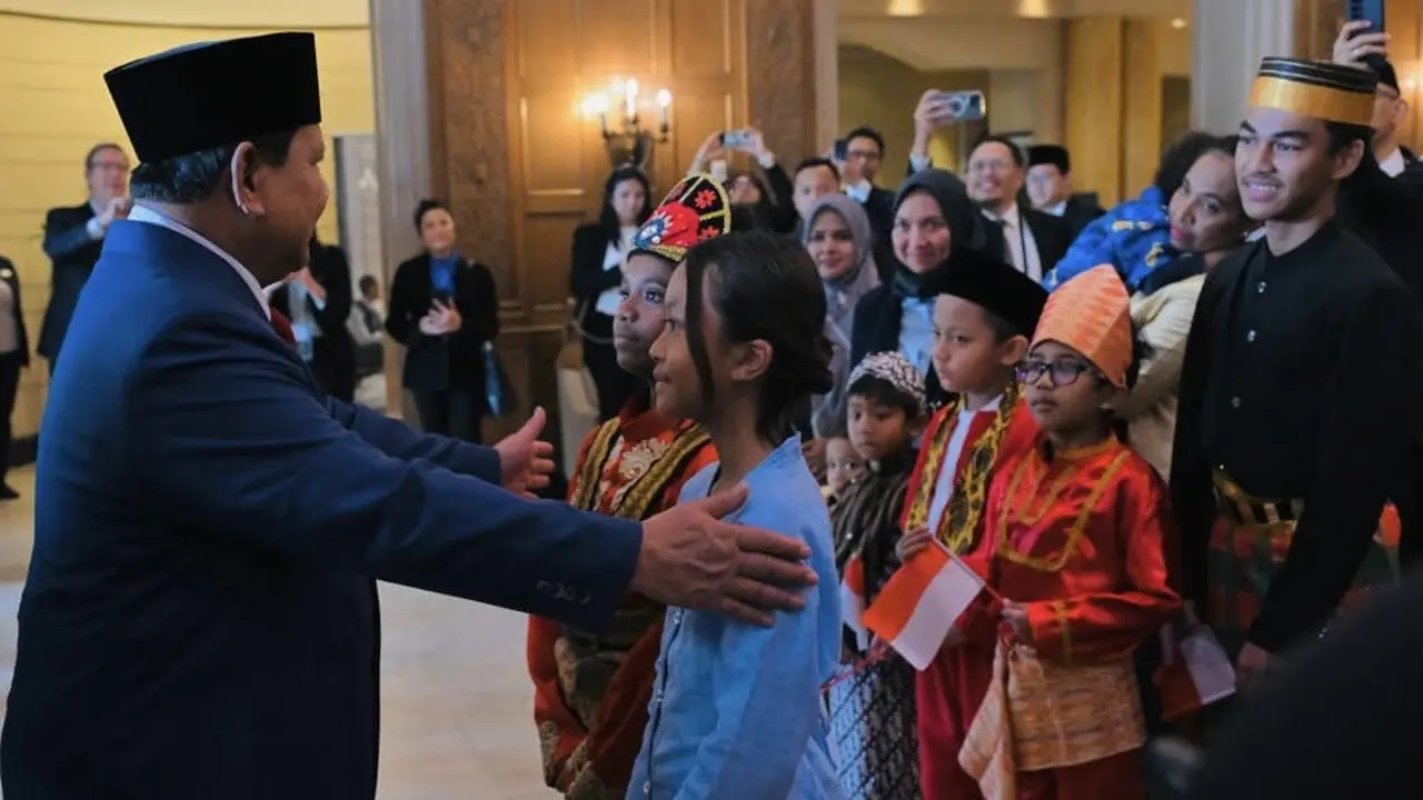 Puluhan diaspora Indonesia menyambut kedatangan Presiden Prabowo Subianto di salah satu hotel wilayah Ottawa, Kanada pada Rabu 24 September 2025.