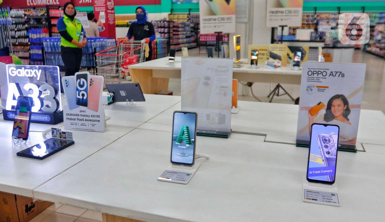 Sejumlah smartphone atau ponsel pintar dipajang di salah satu pusat perbelanjaan di kawasan Tangerang, Selasa (14/3/2023). Firma riset pasar International Data Corporation (IDC) memproyeksikan pasar smartphone atau ponsel pintar pada tahun ini masih akan stagnan, apabila terjadi kenaikan hanya berkisar satu persen. (Liputan6.com/Angga Yuniar)