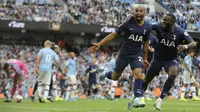 Gelandang Tottenham Hostpur, Lucas Moura (kiri) berselebrasi usai mencetak gol ke gawang Manchester City pada pertandingan lanjutan Liga Inggris di stadion Etihad (17/8/2019). City dan Tottenham bermain imbang 2-2. (AP Photo/Rui Vieira)