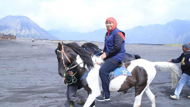 Serasa Jadi Koboi, Ini 5 Potret Gubernur Khofifah Naik Kuda di Kawasan Gunung Bromo